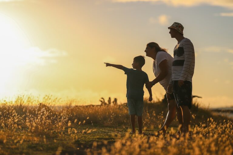 glückliche Familie, weil sie Kinderzuschlag erhält